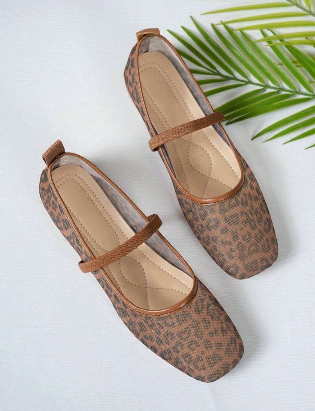 Square toed mesh shoe