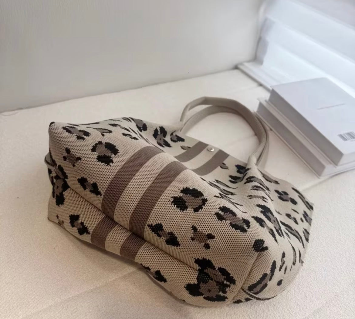Vertical strip knit tote