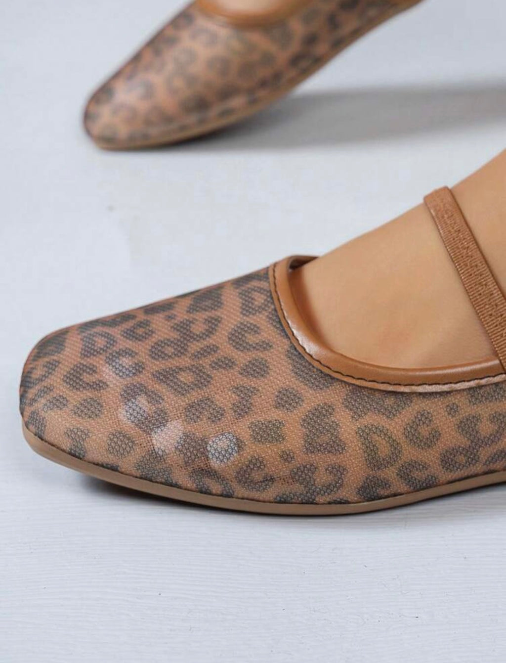 Square toed mesh shoe