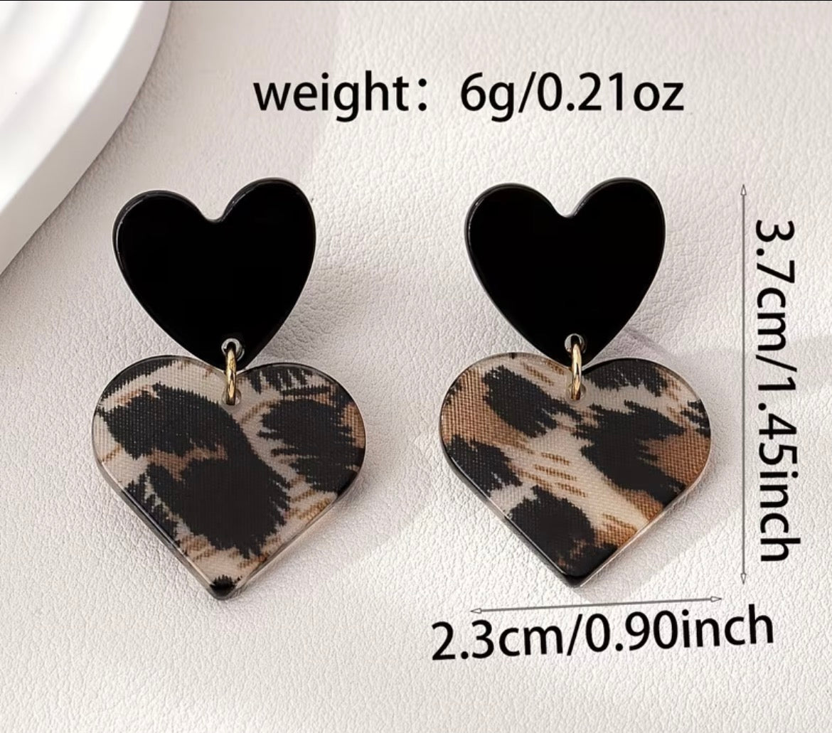 Heart-shaped earrings with leopard print design on a white background, showing weight and dimensions.